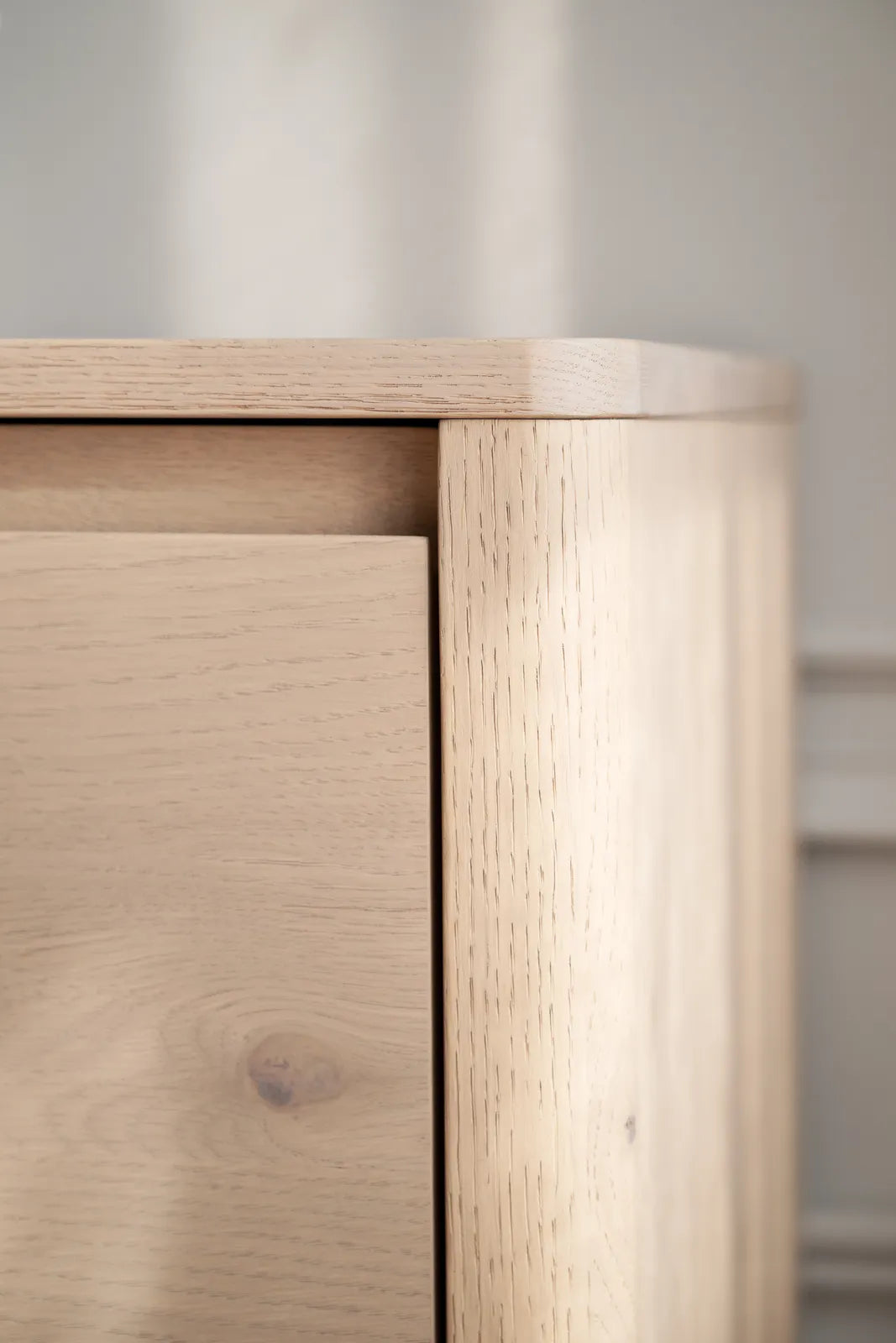 Buffet MELSTONE en chêne pigmenté blanc 40x180x70cm
