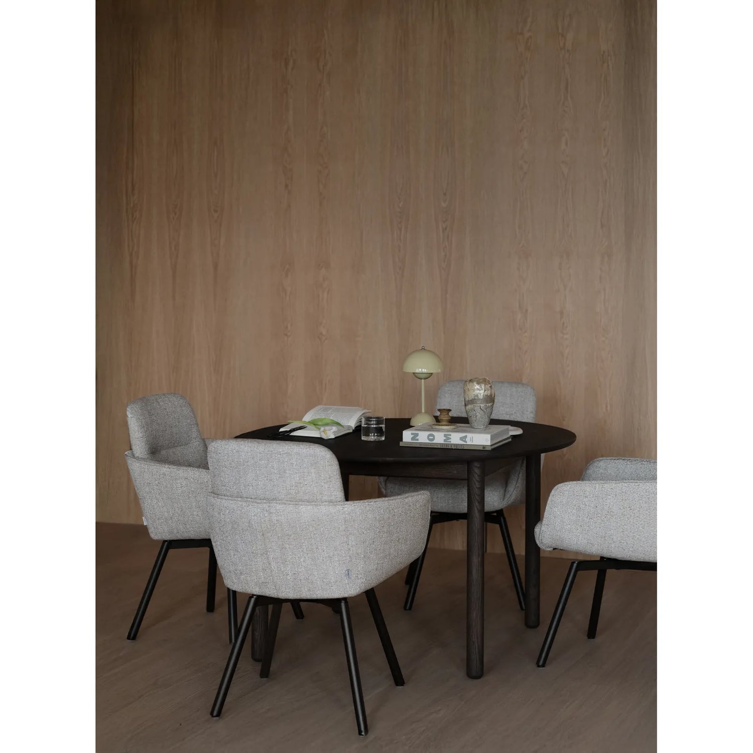 ROSWELL Essstuhl mit Armlehnen, aus Metall und Stoff - ZEN ZONE Furniture