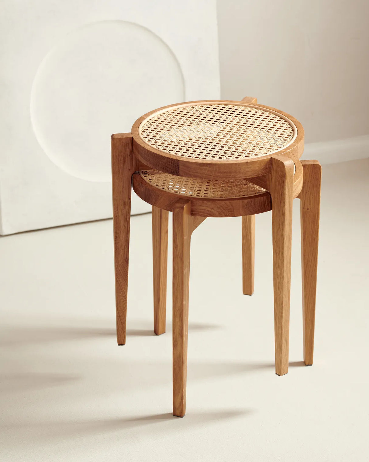Beistelltisch Le Roi aus Massivholz Esche und natürlichem Rattan, 32,5×32,5×44 cm