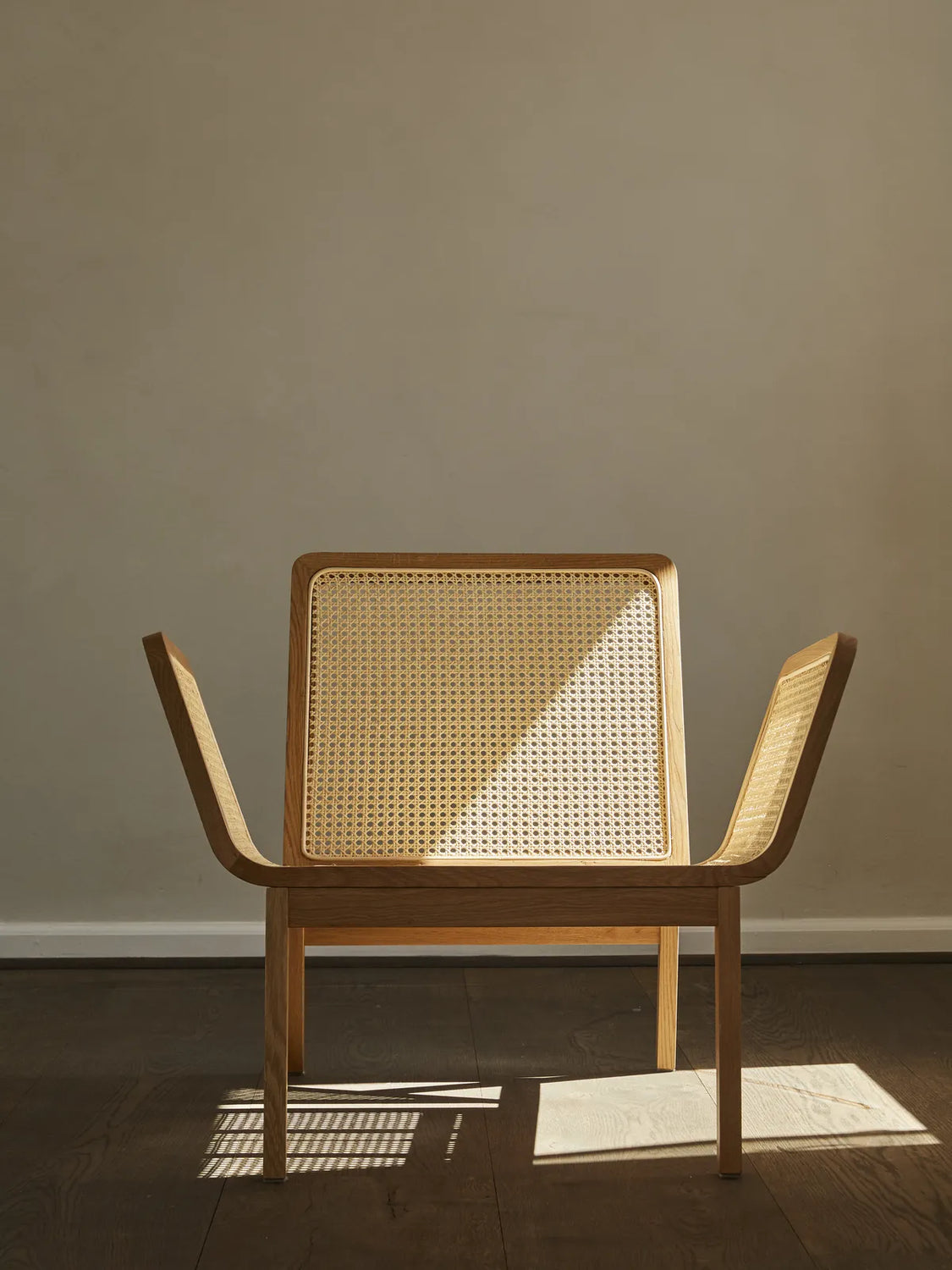 Sessel Le Roi aus Massivholz Esche und natürlichem Rattan, 84,5×76×72 cm - ZEN ZONE Furniture