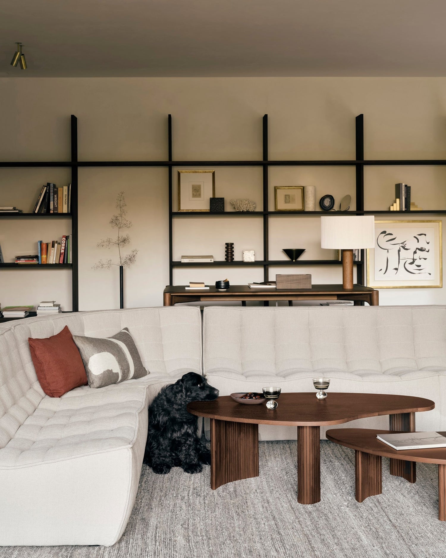 Boomerang Couchtisch - lackiertes Teak - braun - Kieselsteinform - ZEN ZONE