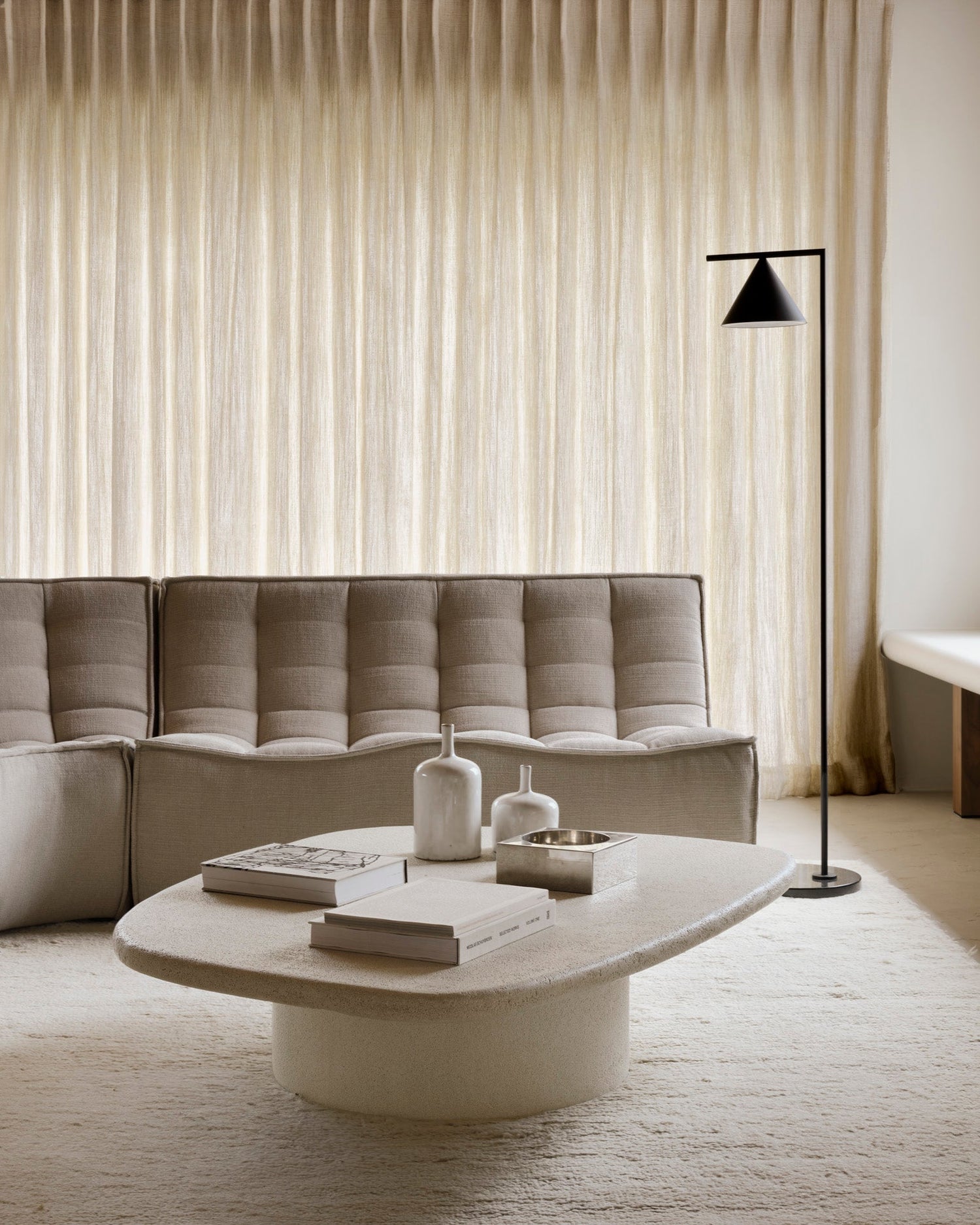 Elements Couchtisch - Mikrozement - Off-White - Kieselsteinform - ZEN ZONE