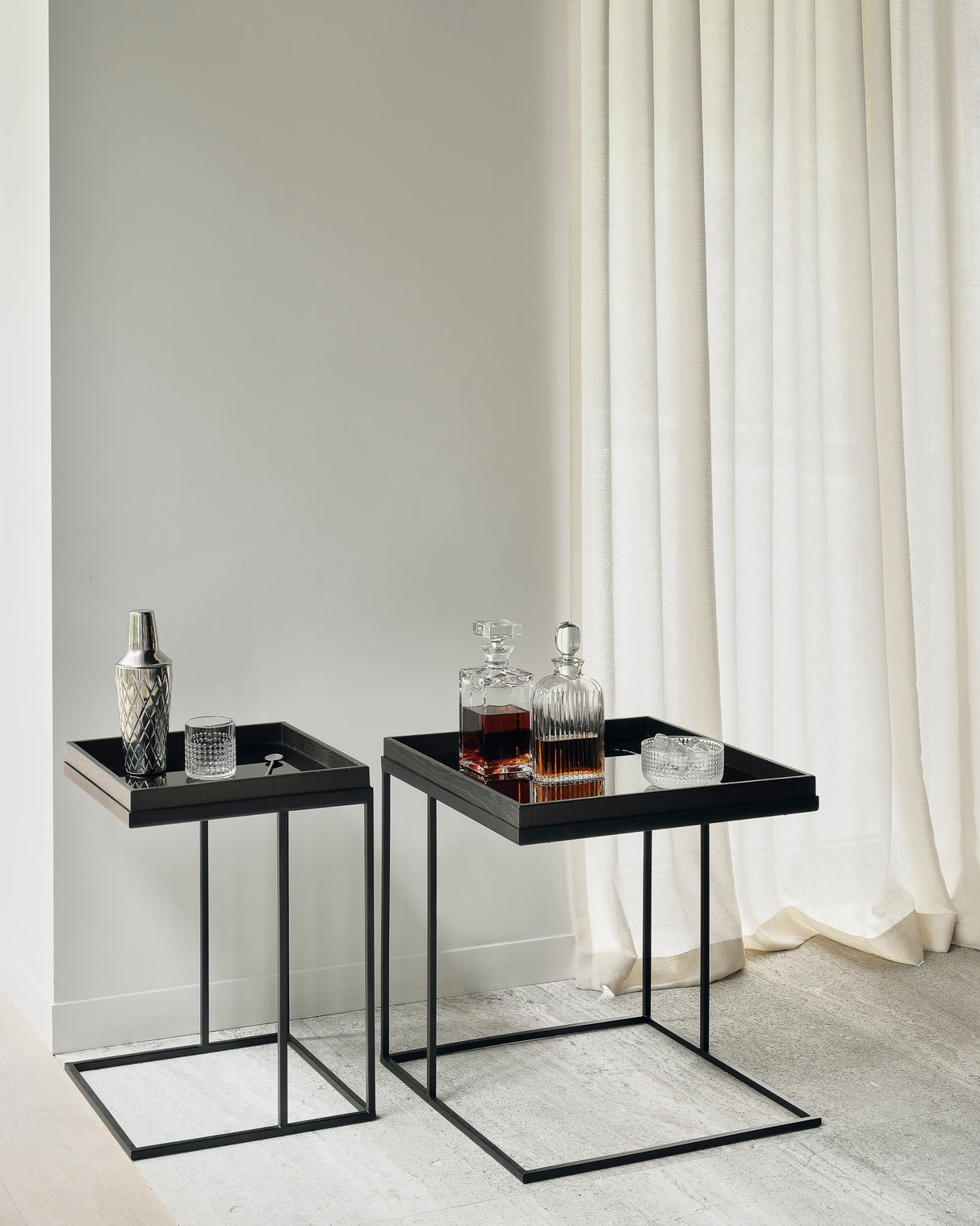 Tray Beistelltisch - lackiertes Holz - schwarz - quadratisch - S - Tablett nicht enthalten - 39 x 39 x 50 cm - ZEN ZONE Furniture