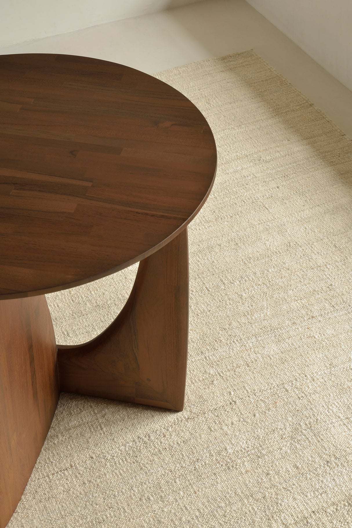 Geometric Beistelltisch - lackiertes Teak - braun - rund - 51 x 51 x 50 cm - ZEN ZONE Furniture