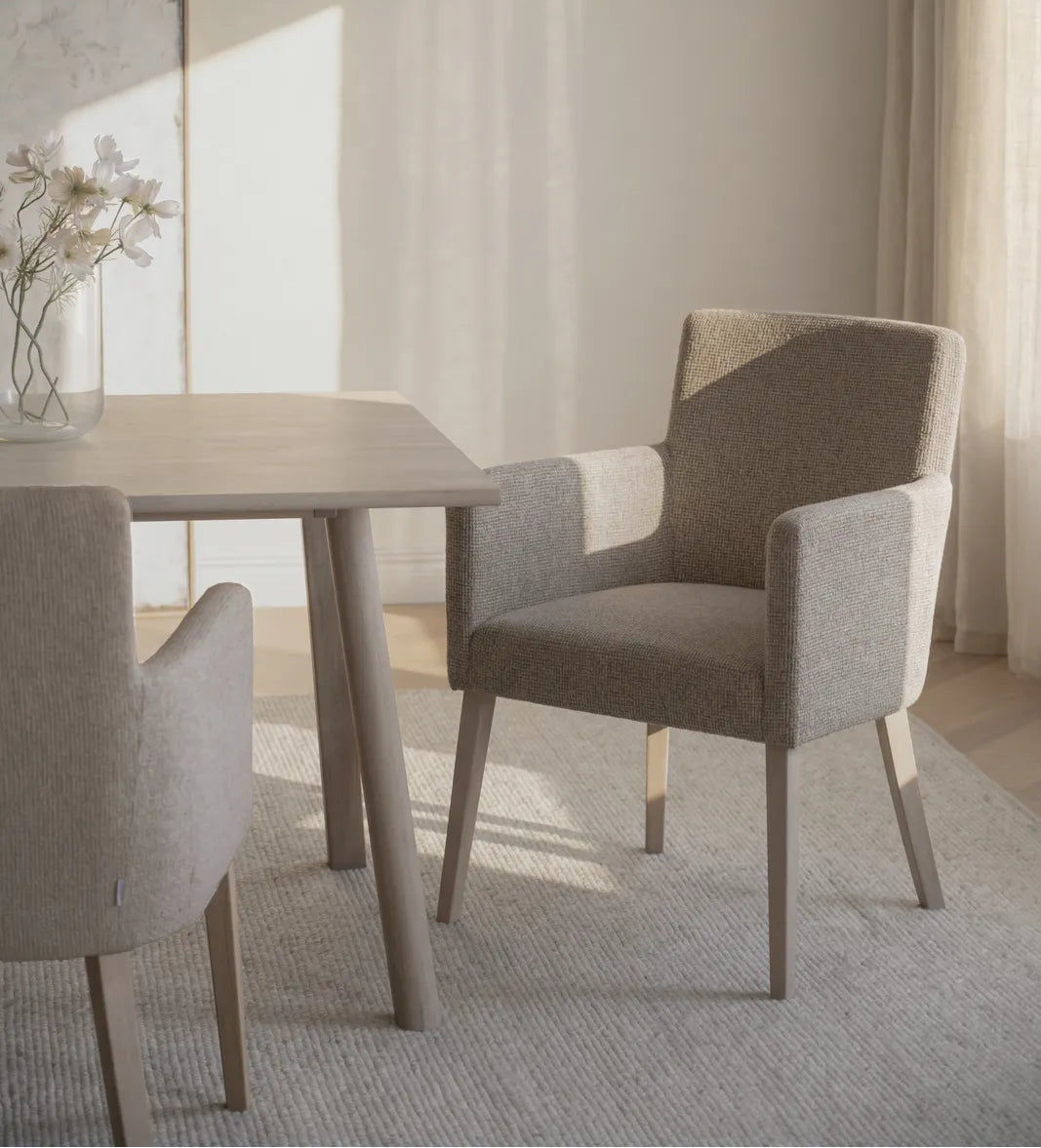 Chaise de salle à manger HUDSON en chêne massif, disponible dans divers tissus