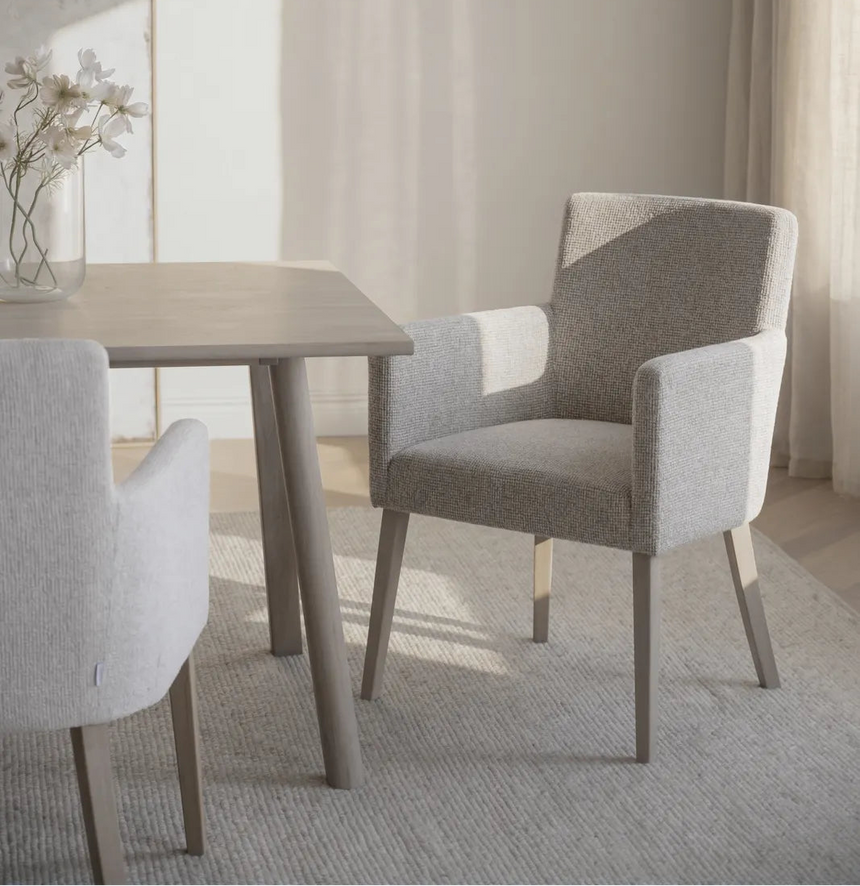 Chaise de salle à manger HUDSON en chêne massif, disponible dans divers tissus