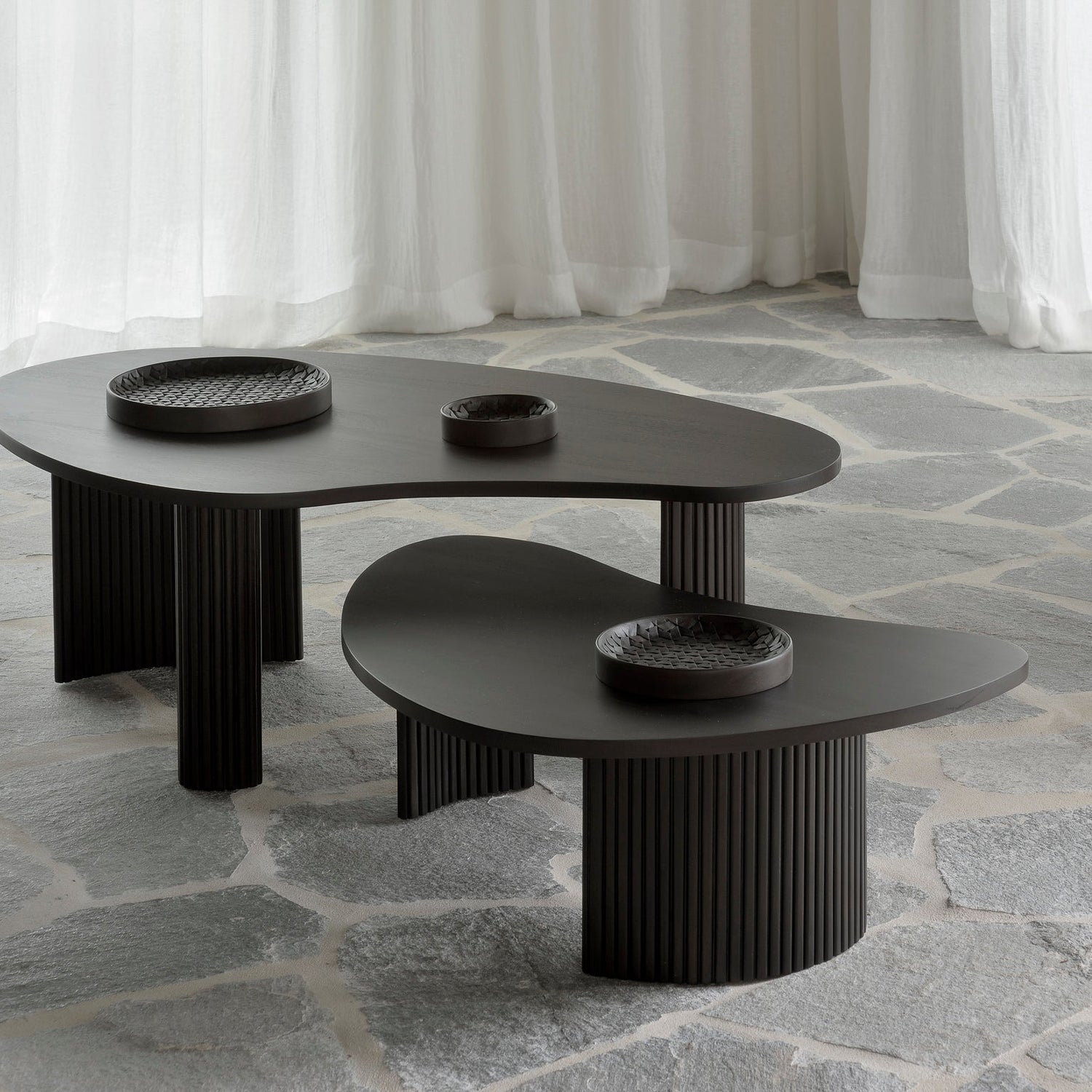 Boomerang Couchtisch - lackiertes Mahagoni - dunkelbraun - Kieselsteinform - ZEN ZONE