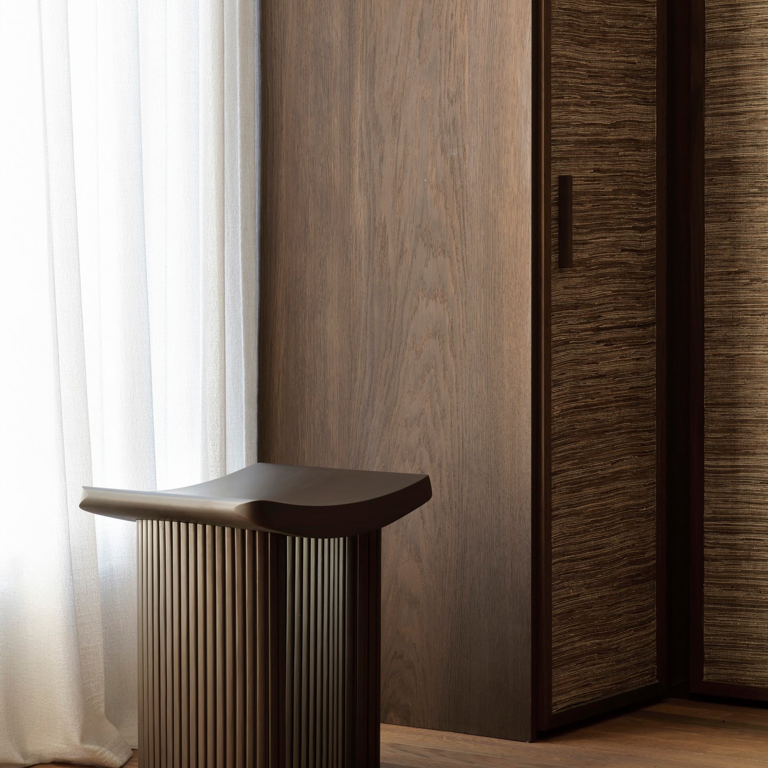 Roller Max Hocker - lackiertes Mahagoni - dunkelbraun - 48 x 35 x 49 cm - ZEN ZONE Furniture