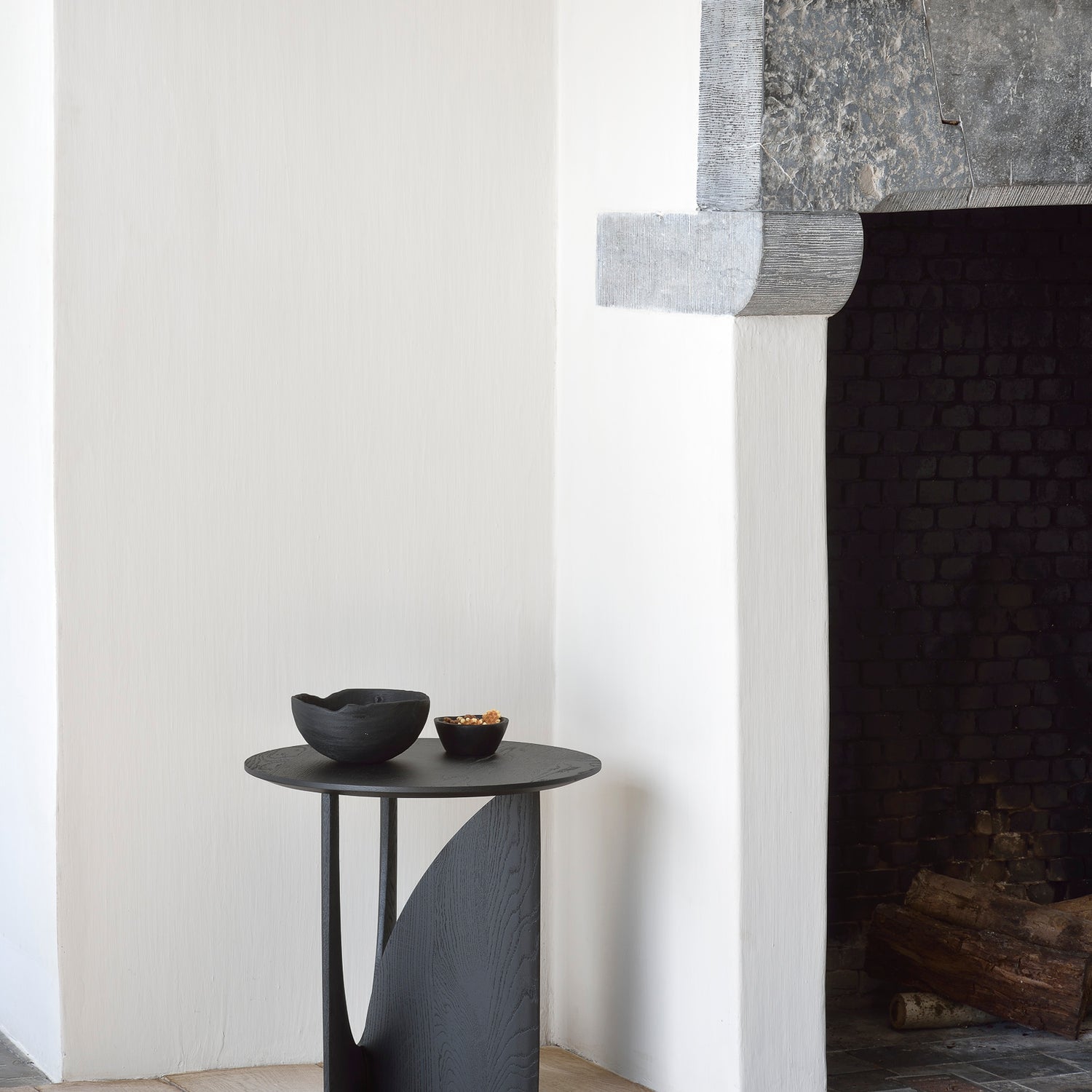 Geometric Beistelltisch - lackierte Eiche - schwarz - rund - 51 x 51 x 50 cm - ZEN ZONE Furniture