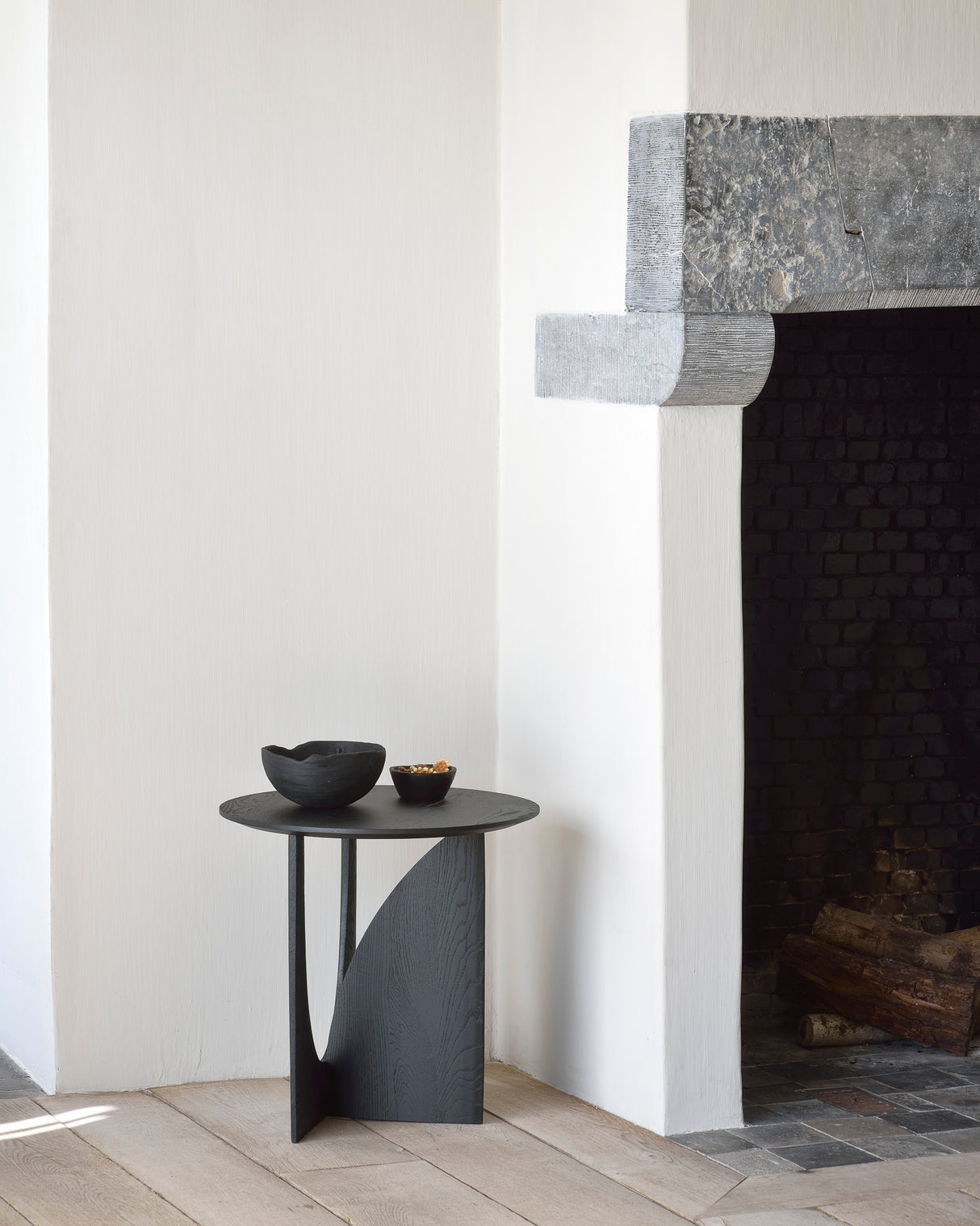 Geometric Beistelltisch - lackierte Eiche - schwarz - rund - 51 x 51 x 50 cm - ZEN ZONE Furniture