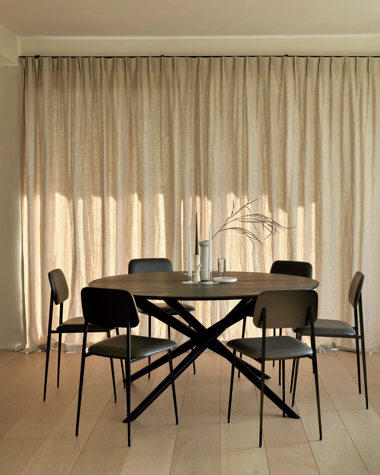 Mikado Esstisch - lackierte Eiche - schwarz - rund - 150 x 150 x 76 cm - ZEN ZONE Furniture