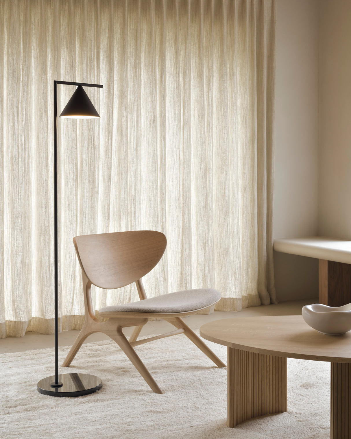 Eye Loungestuhl - lackierte Eiche - Off White Stoff - 74 x 77 x 73 cm - ZEN ZONE