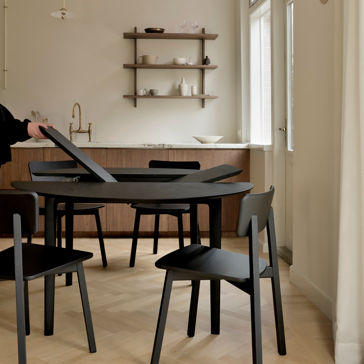 Bok ausziehbarer Esstisch - lackierte Eiche - schwarz - rund - 129/179 x 129 x 76 cm - ZEN ZONE Furniture