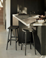 Osso Tresenhocker - lackierte Eiche - schwarz - schwarzes Leder - 57 x 33 x 69 cm - ZEN ZONE Furniture