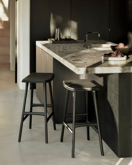 Osso Tresenhocker - lackierte Eiche - schwarz - schwarzes Leder - 57 x 33 x 69 cm - ZEN ZONE Furniture