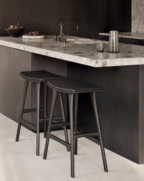 Osso Tresenhocker - lackierte Eiche - schwarz - schwarzes Leder - 57 x 33 x 69 cm - ZEN ZONE Furniture