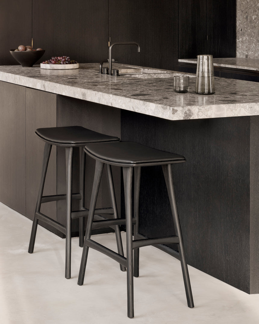 Osso Tresenhocker - lackierte Eiche - schwarz - schwarzes Leder - 57 x 33 x 69 cm - ZEN ZONE Furniture