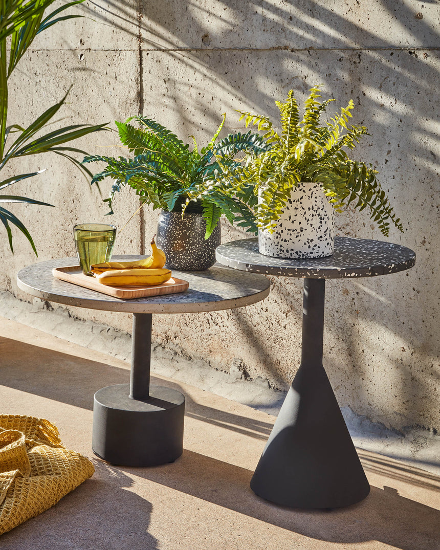 Delano Beistelltisch aus Terrazzo in Grau und Stahlbeine in Schwarz Ø 55 cm - ZEN ZONE Furniture