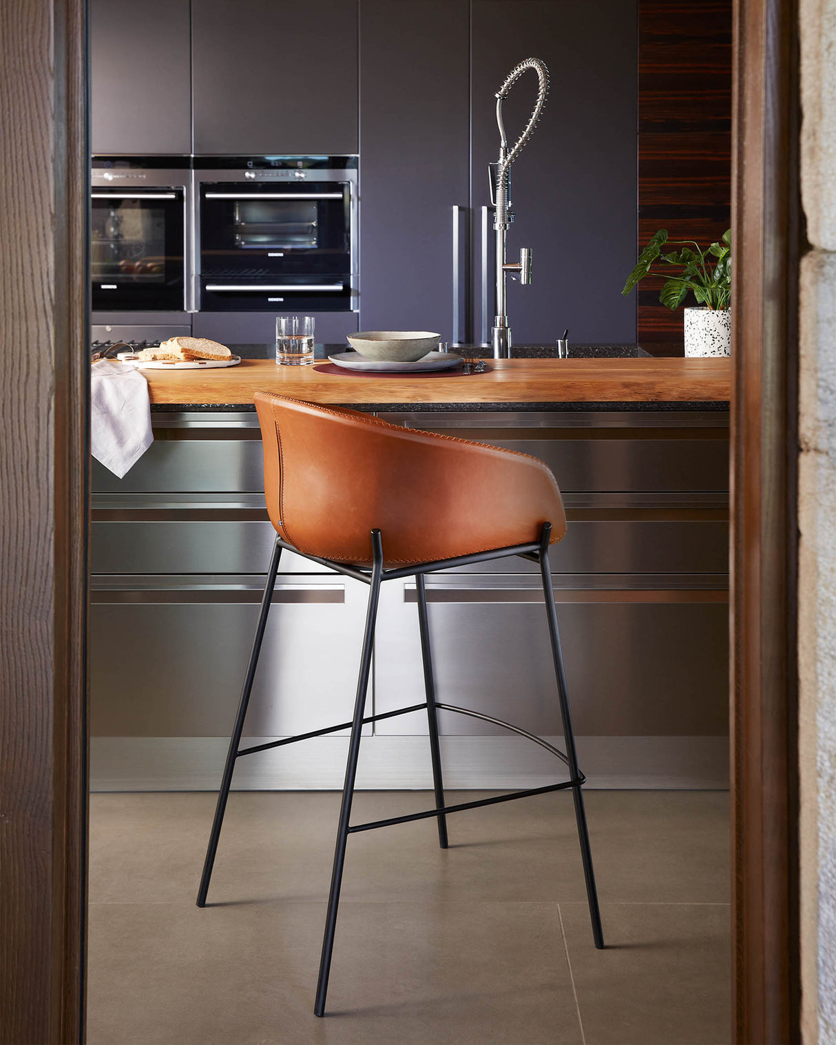 Yvette Barhocker Kunstleder braun und schwarzen Stahlbeinen  Höhe 75 cm - ZEN ZONE Furniture