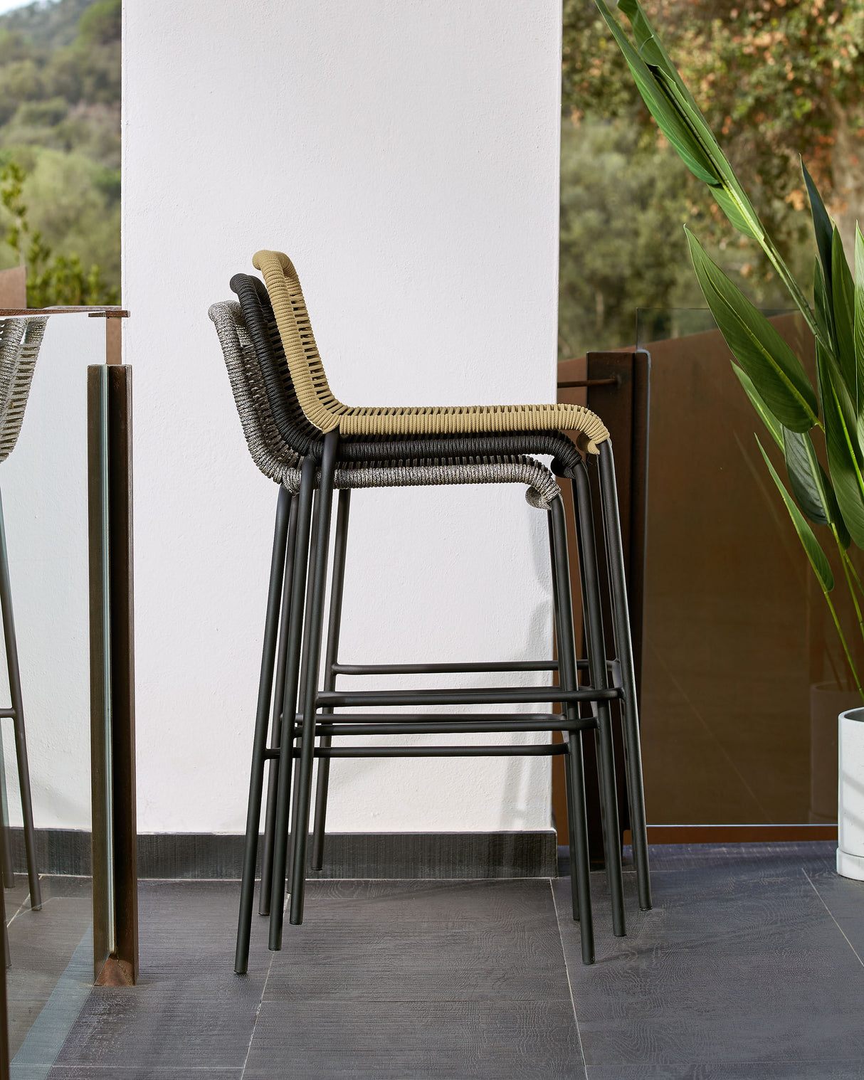 Lambton stapelbarer Hocker aus braunem Seil und Stahl mit schwarzem Finish Höhe 74 cm - ZEN ZONE Furniture
