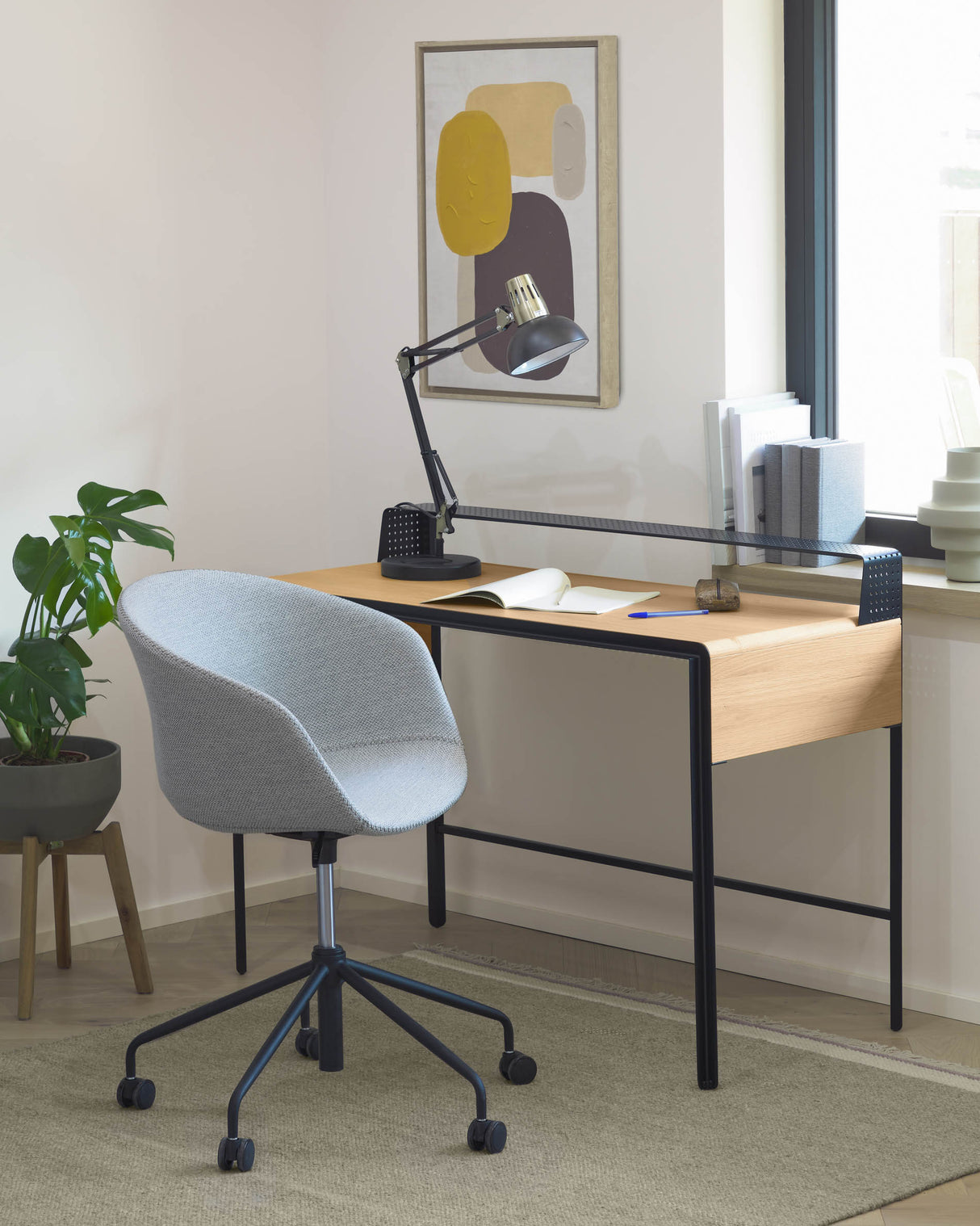 Yvette Schreibtischstuhl in Hellgrau mit schwarzen Stahlbeinen - ZEN ZONE Furniture