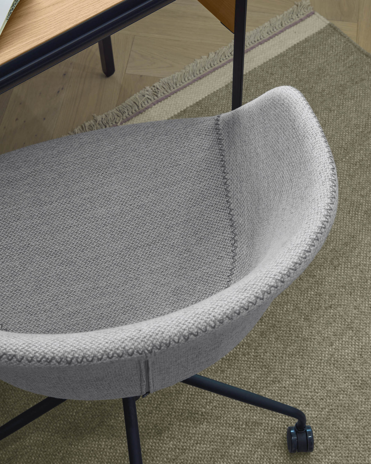 Yvette Schreibtischstuhl in Hellgrau mit schwarzen Stahlbeinen - ZEN ZONE Furniture