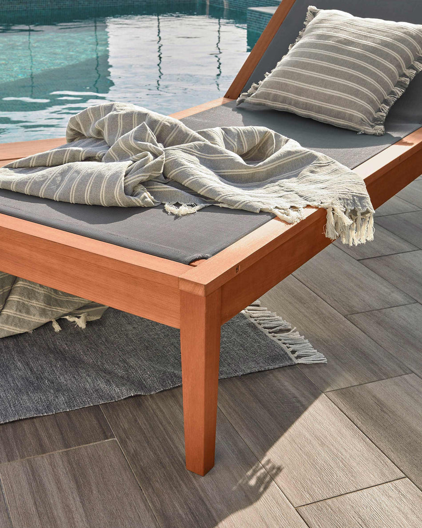 Caterin verstellbare Sonnenliege aus massivem Eukalyptusholz FSC 100% in grün - ZEN ZONE Furniture
