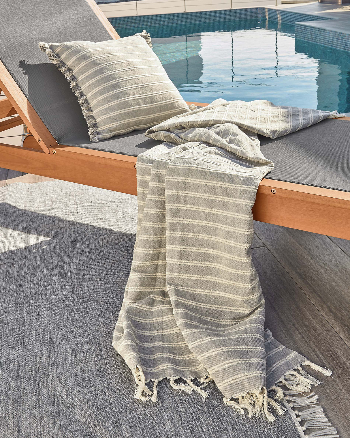 Caterin verstellbare Sonnenliege aus massivem Eukalyptusholz FSC 100% in grün - ZEN ZONE Furniture
