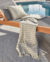 Caterin verstellbare Sonnenliege aus massivem Eukalyptusholz FSC 100% in grün - ZEN ZONE Furniture