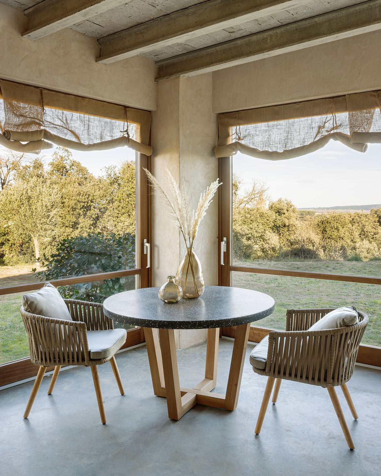 Shanelle runder Tisch aus schwarzem Terrazzo und massivem Akazienholz Ø 120 cm - ZEN ZONE Furniture