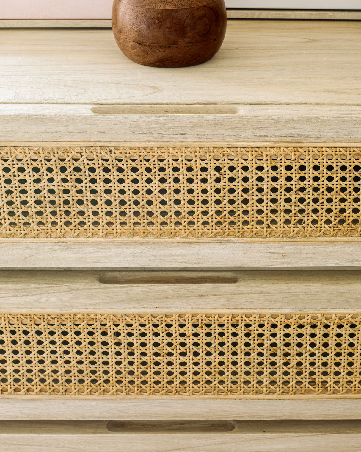 Rexit Kommode mit 4 Schubladen aus massivem Holz und Mindi Furnier mit Rattan 90 x 93 cm - ZEN ZONE Furniture