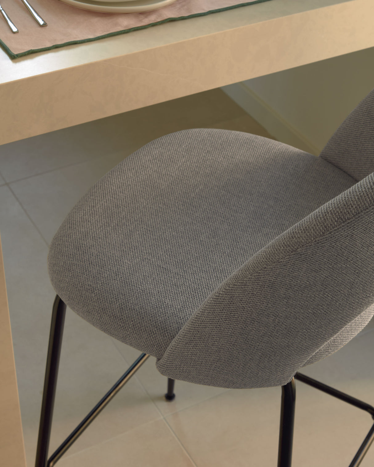 Mahalia Barhocker hellgrau und Stahl mit schwarzem Finish Höhe 63 cm - ZEN ZONE Furniture