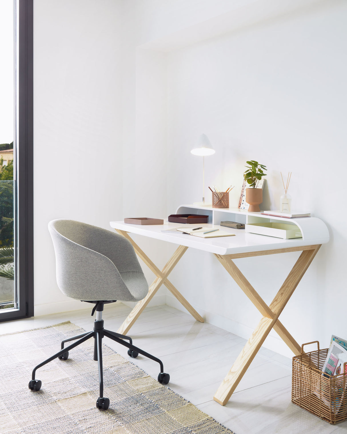 Yvette Schreibtischstuhl in Hellgrau mit schwarzen Stahlbeinen - ZEN ZONE Furniture