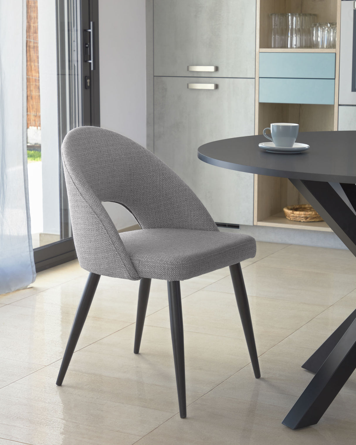Stuhl Mael grauer mit Stahlbeinen mit schwarzem Finish - ZEN ZONE Furniture