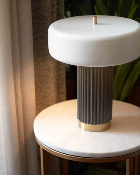 Serenella Tischlampe aus Metall mit weiß und grün lackiertem Finish - ZEN ZONE Furniture