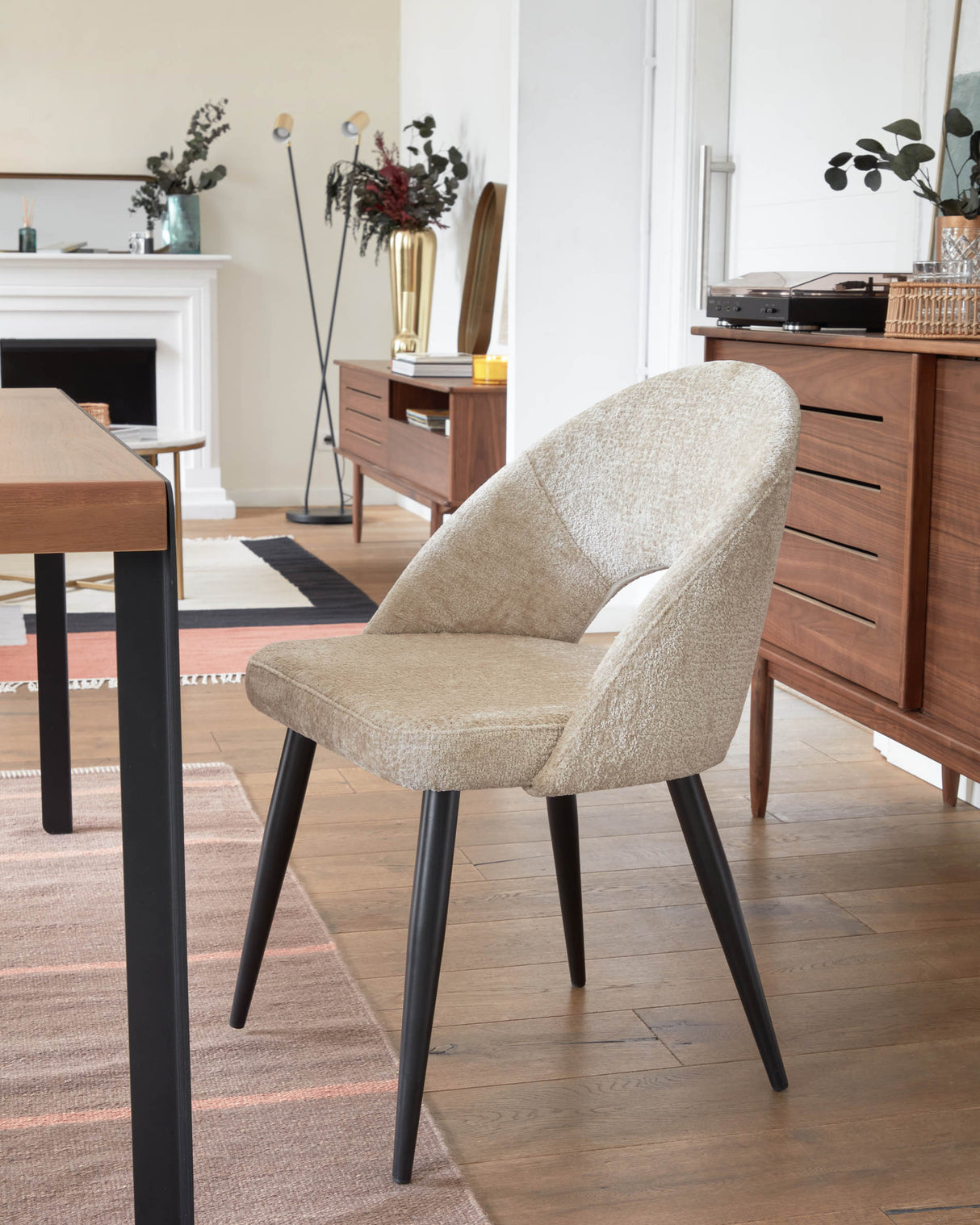 Stuhl Mael aus beigem Chenille und Stahlbeinen mit schwarzem Finish - ZEN ZONE Furniture