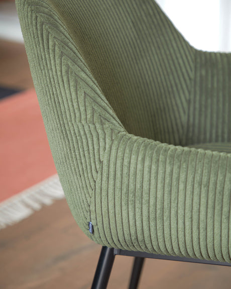 Konna Stuhl aus dunkelgrünem, breitem Cord mit schwarz lackierten Stahlbeinen - ZEN ZONE Furniture