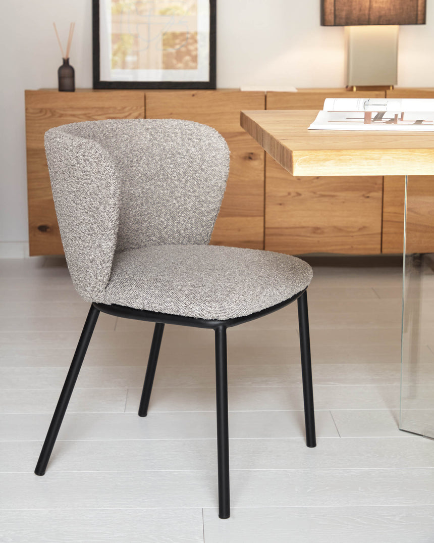 Ciselia Stuhl mit hellgrauem Bouclé-Bezug und schwarzem Metall - ZEN ZONE Furniture