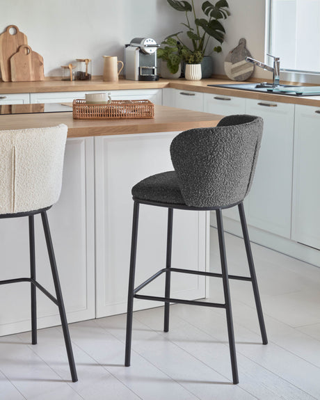 Ciselia Hocker mit Bouclé in Schwarz und schwarzen Stahlbeinen Höhe 65 cm FSC Mix Credit - ZEN ZONE Furniture