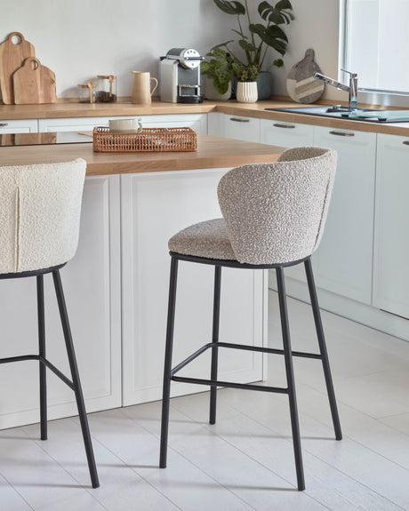 Ciselia Hocker mit hellgrauem Bouclé und schwarzen Stahlbeinen Höhe 75 cm hoch FSC Mix Credit - ZEN ZONE Furniture