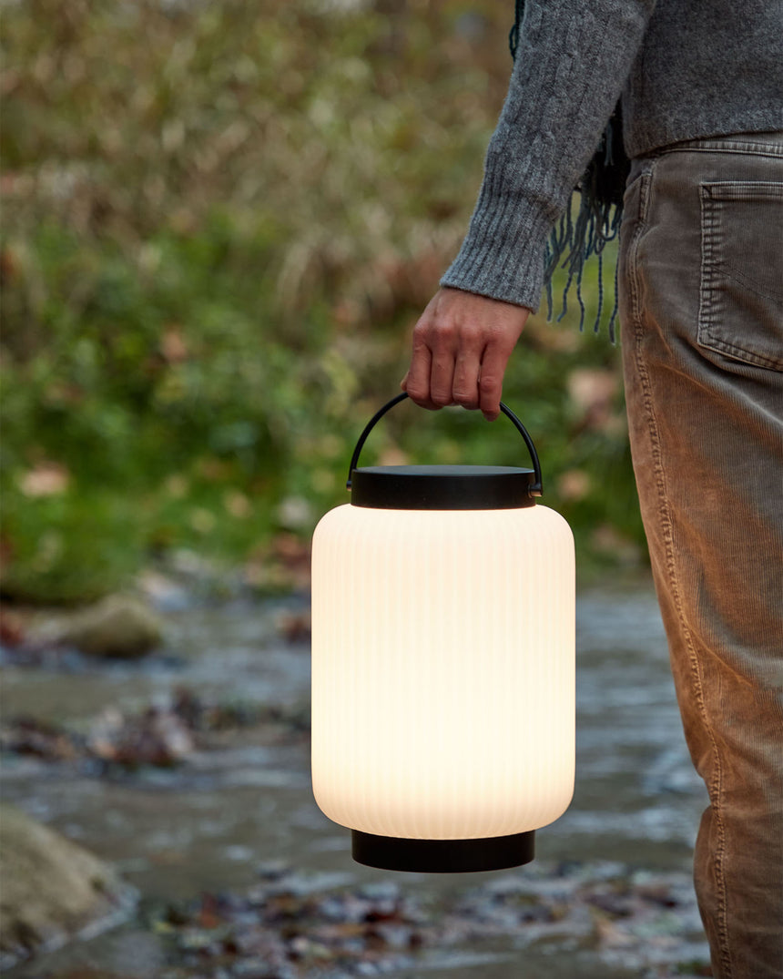 Verona Tischlampe aus Polyethylen und Metall mit schwarzem Finish - ZEN ZONE Furniture