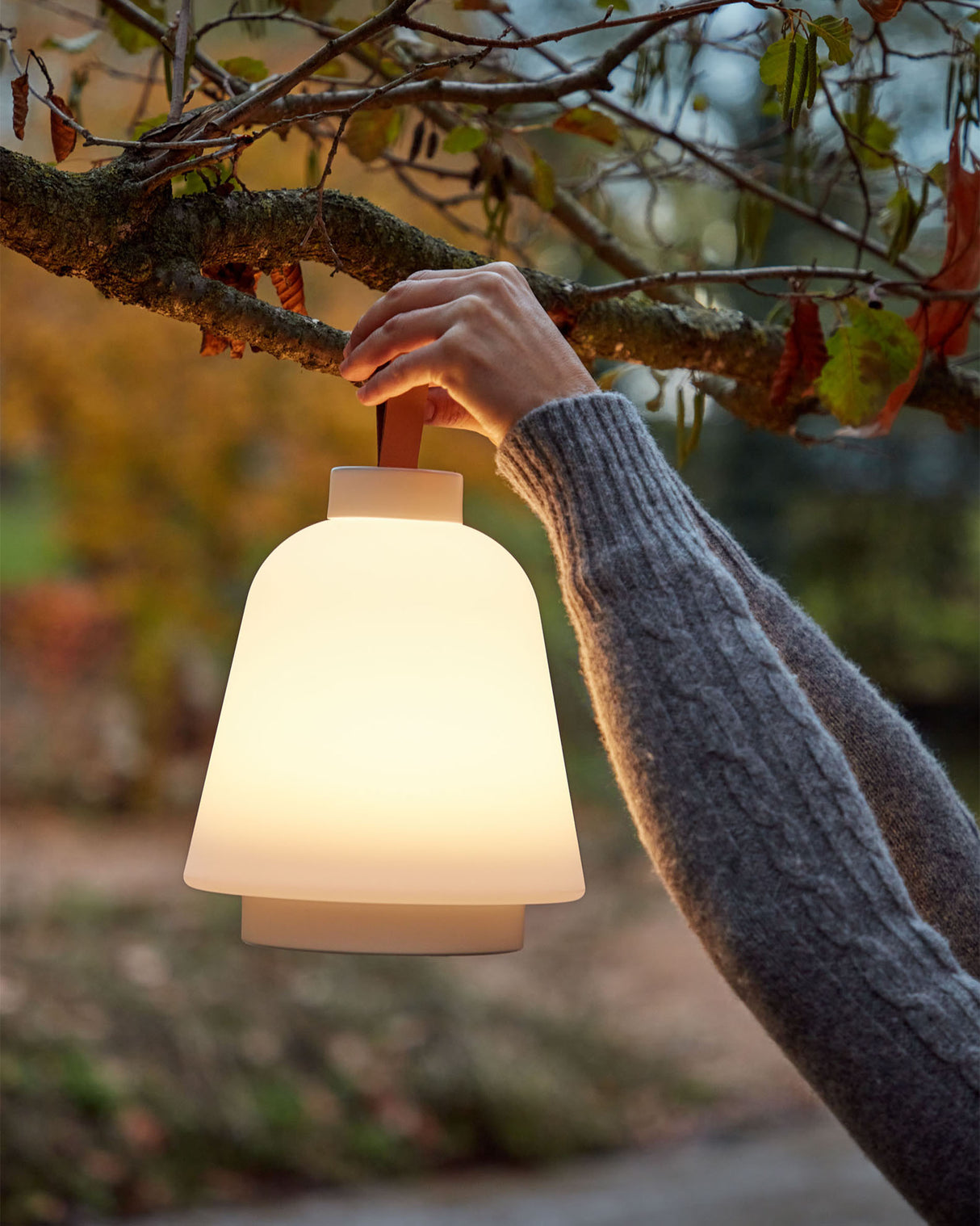 Udiya Tischlampe aus Polyethylen und Metall mit weißem Finish - ZEN ZONE Furniture