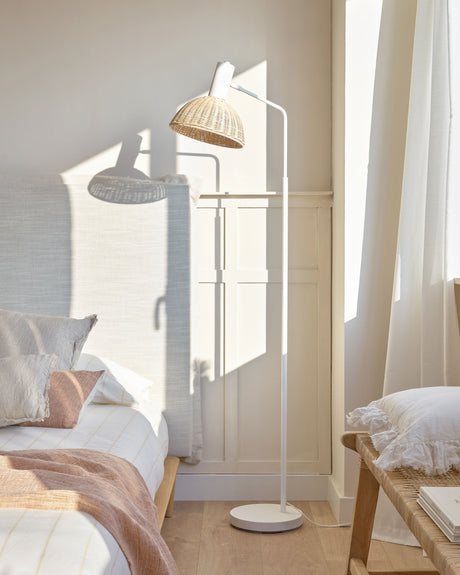Damila Stehlampe aus Metall weiß und Rattan mit natürlichem Finish - ZEN ZONE Furniture