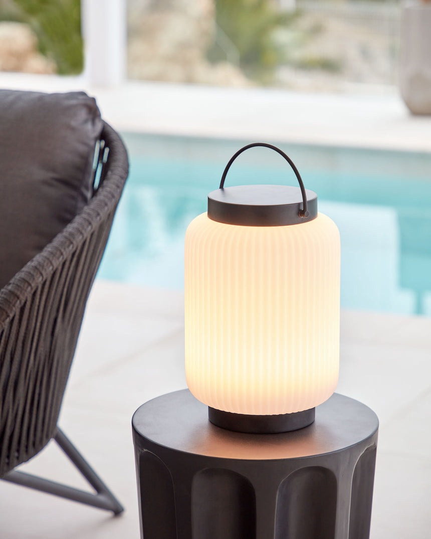 Verona Tischlampe aus Polyethylen und Metall mit schwarzem Finish - ZEN ZONE Furniture