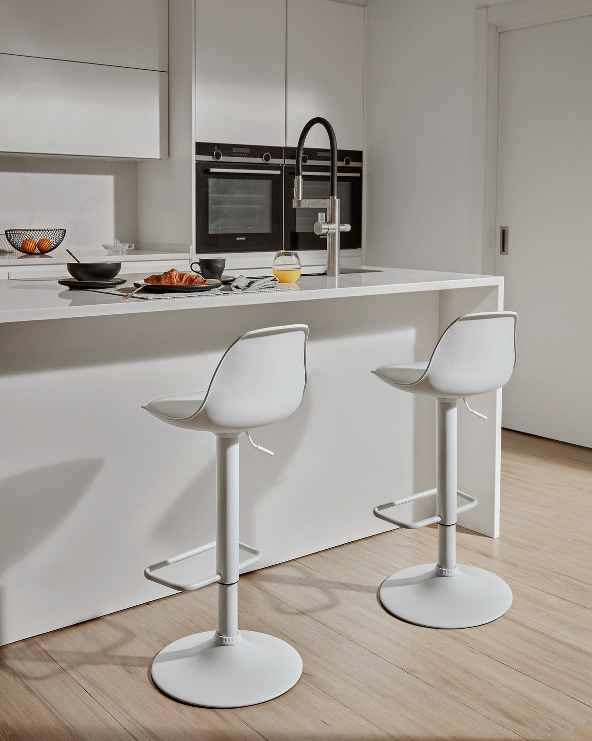 Hocker Orlando - T aus weißem Kunstleder und mattweißem Stahl 60-82 cm - ZEN ZONE Furniture