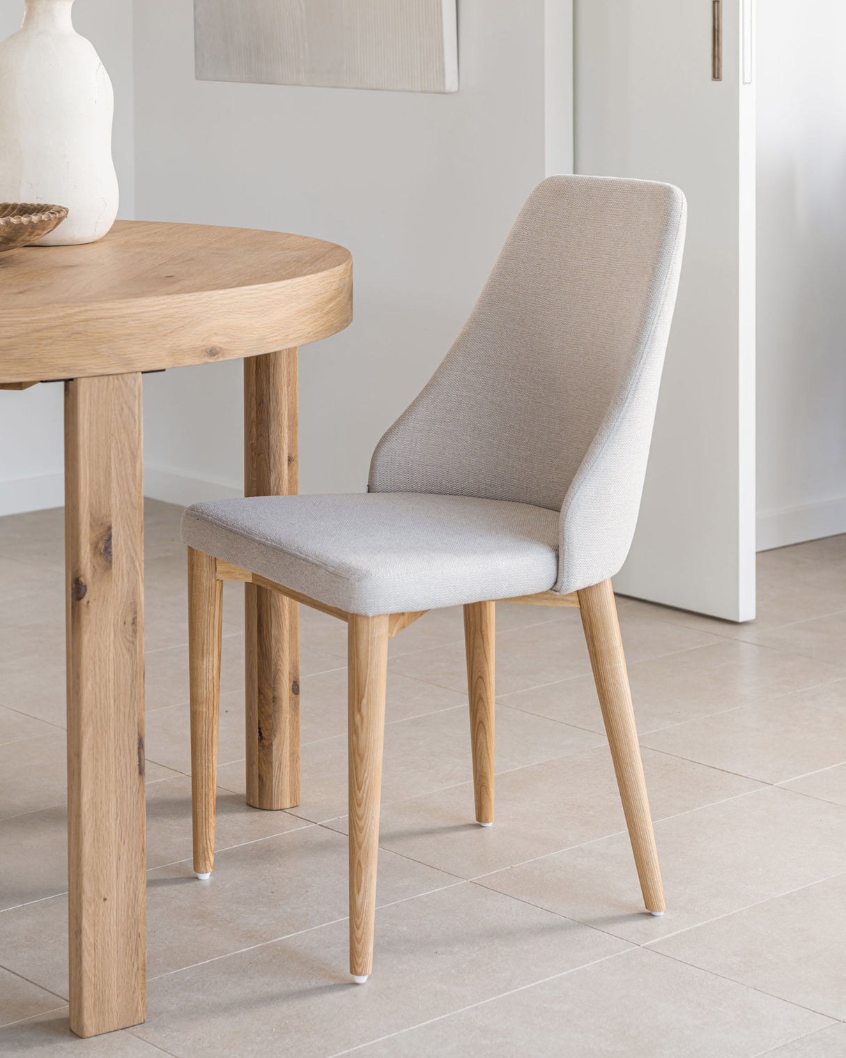 Rosie Stuhl aus beiger Chenille mit Beinen aus massiver Esche mit natürlichem Finish - ZEN ZONE Furniture
