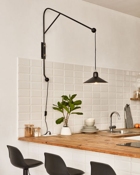 Eleazar Wandlampe aus Metall mit schwarz lackierter Oberfläche - ZEN ZONE Furniture