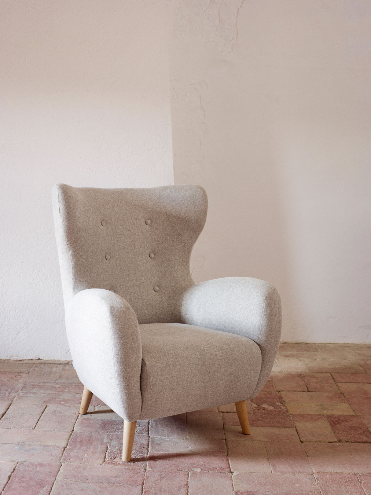 Patio Sessel aus beiger Chenille mit Beinen aus massiver Buche - ZEN ZONE Furniture