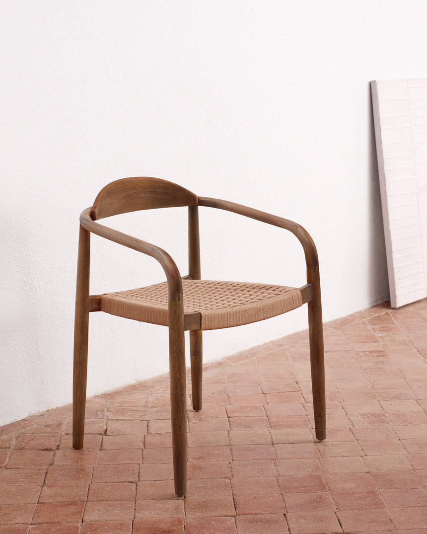 Nina stapelbarer Stuhl aus massivem Akazienholz mit Nussholzfinish und Seil in Beige FSC 100% - ZEN ZONE Furniture