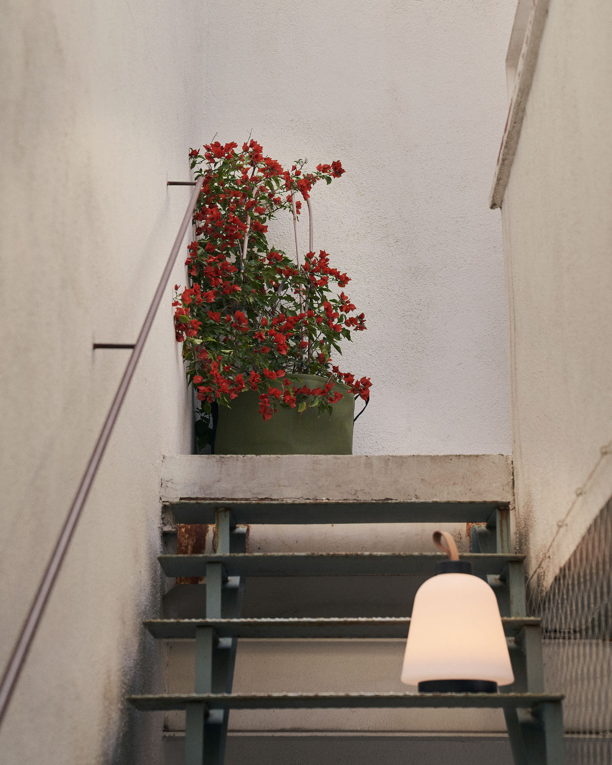 Tischlampe Udiya aus Polyethylen und Metall mit schwarzem Finish - ZEN ZONE Furniture